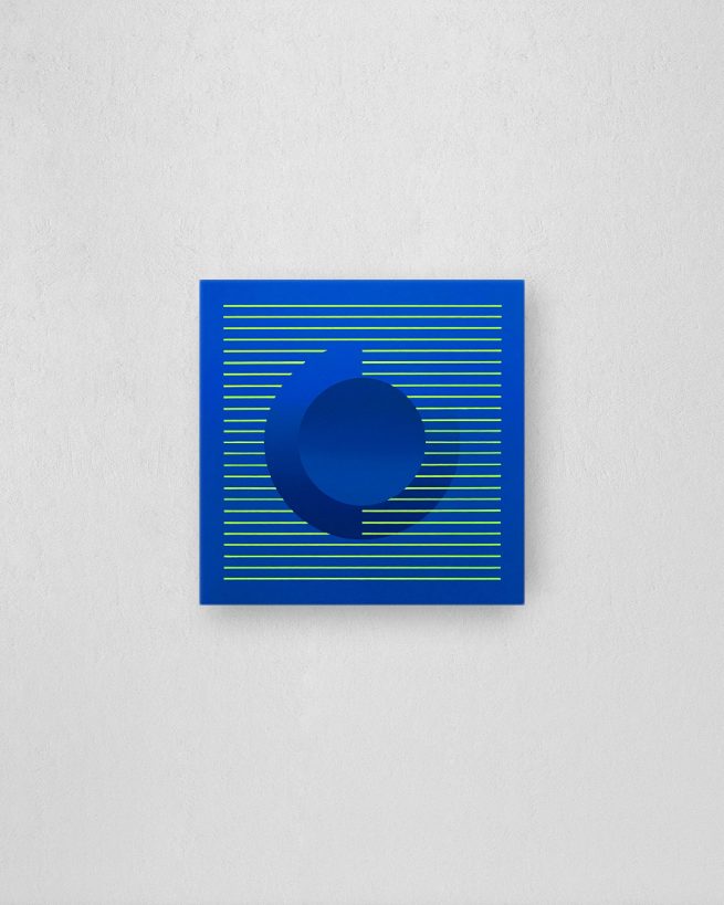 Circles with gradient and parallel lines, completed in 2019 with acrylic paints and markers on a 50 x 50 cm canvas.